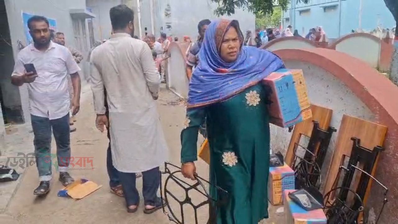 শিবগঞ্জে অসচ্ছল নারীদের স্বাবলম্বী করতে সেলাই মেশিন বিতরণ