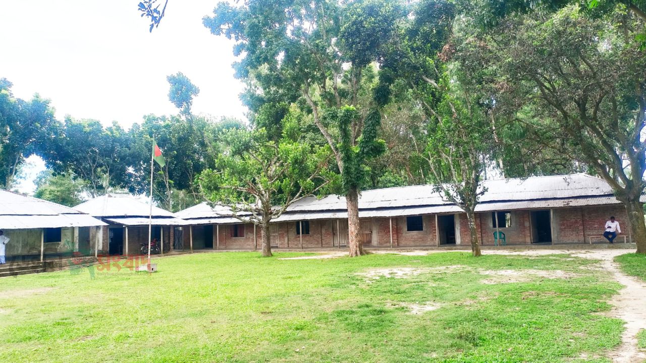 রাণীশংকৈলে পদে থাকা চেয়ারম্যানের প্রভাব খাটিয়ে স্কুলে অনুপস্থিত থেকেও শিক্ষকের বেতন উত্তোলন।। 