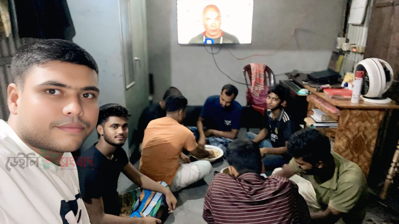 আর্জেন্টিনা বনাম মিশর খেলার উপলক্ষে বড় ভাই রেজাউল করিম সাহেব বাড়ি এক বিশাল খেলার দেখার অনুষ্ঠান করছেন 