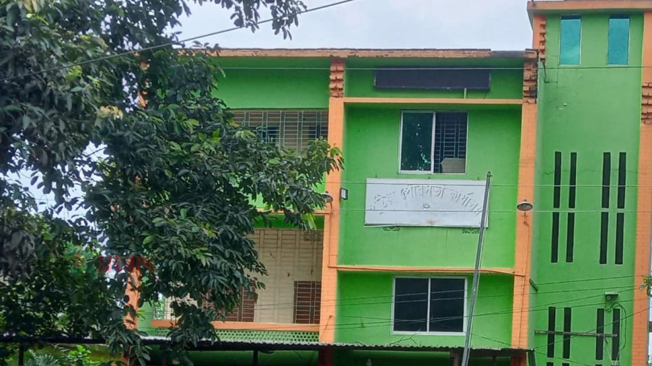 ২ যুগেও নির্মাণ হয়নি পুঠিয়া পৌরসভার ভবন