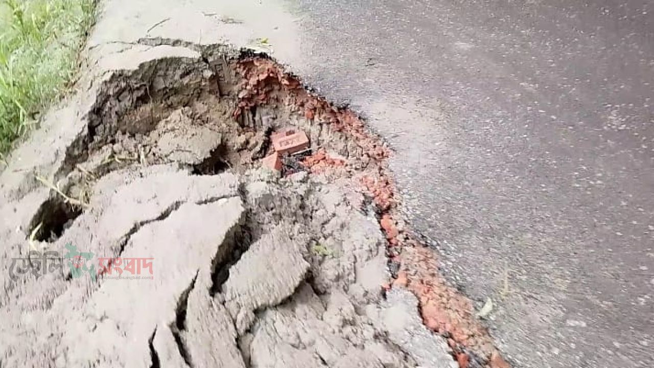 ​৩ মাসেই ভেঙে পড়ছে ১০ কোটির রাস্তা, ক্ষোভে ফুঁসছেন বেড়াবাসী