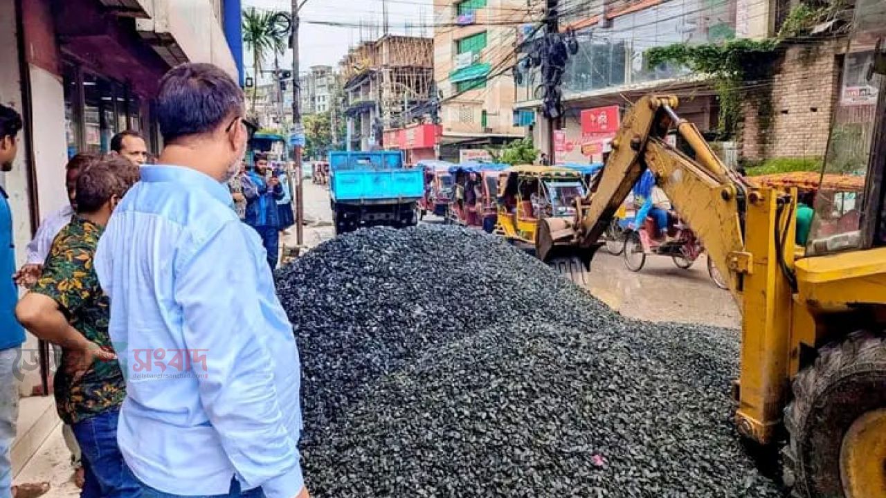 রাস্তার ওপর অবৈধভাবে পাথর রাখায় ময়মনসিংহ সিটি কর্পোরেশনের অভিযান । 