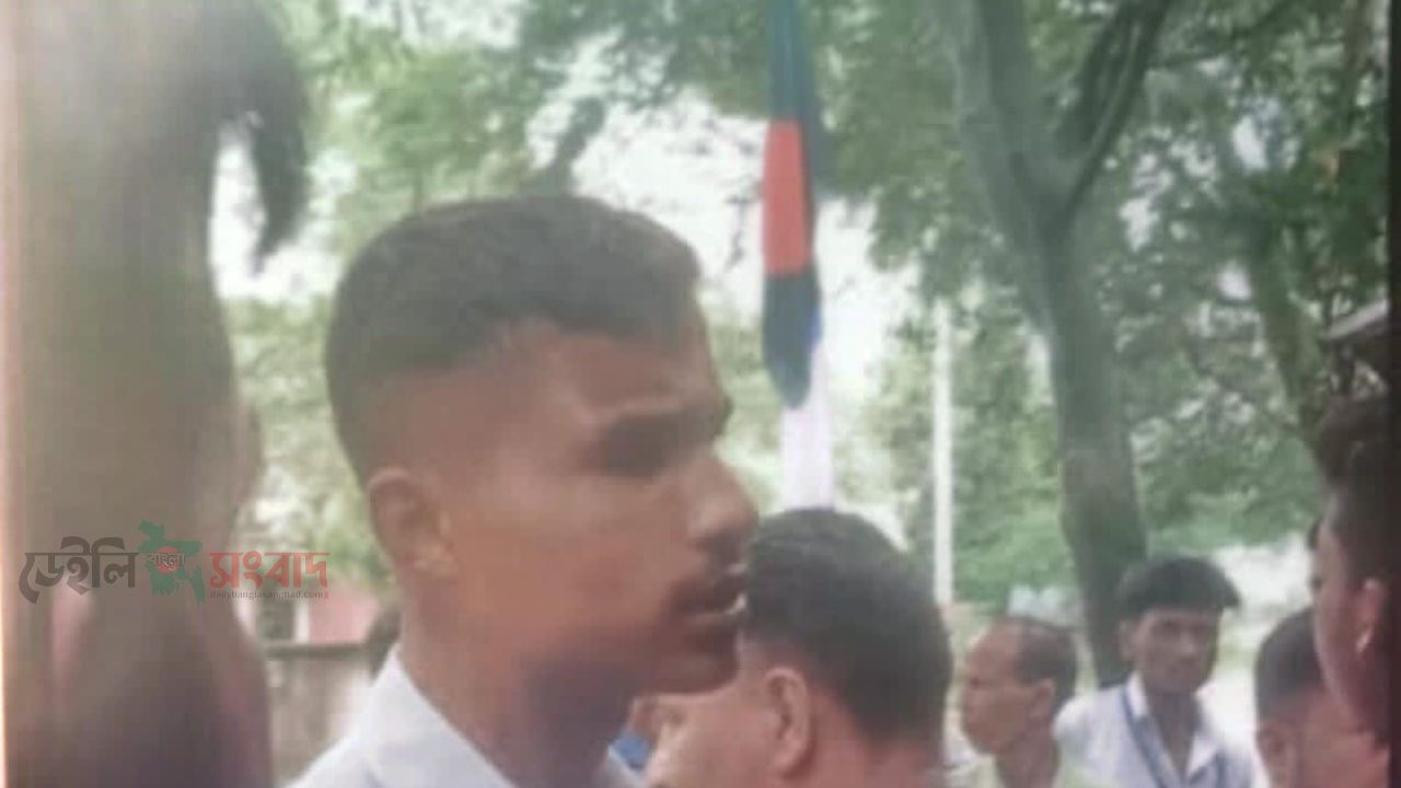 পূর্ব শত্রুতার জেরে পীরগঞ্জ সরকারী কলেজে ছাত্রকে ধাওয়া, মুদির দোকানে হামলা ও লুটপাটের চেষ্টা।