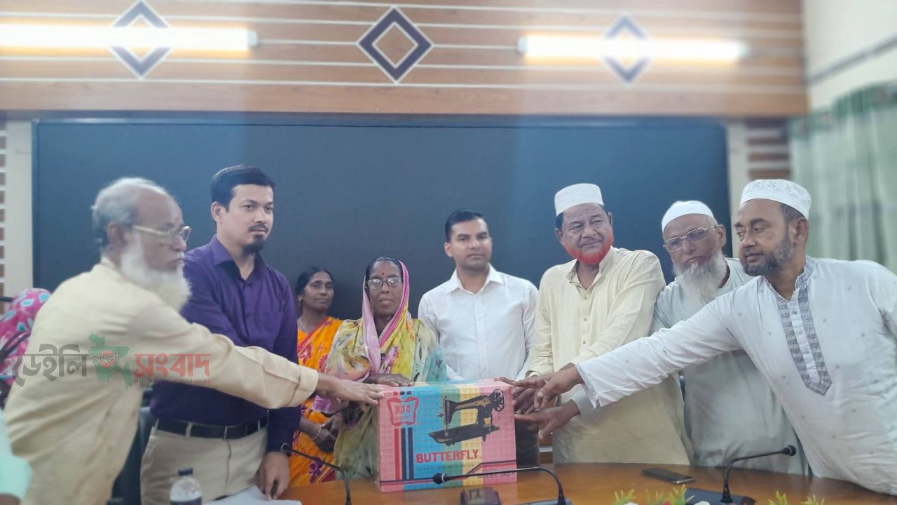 বিশেষ এলাকার ক্ষুদ্র নৃগোষ্ঠীর অস্বচ্ছল পরিবারের মাঝে বাইসাইকেল, সেলাই মেশিন ও শিক্ষা বৃত্তি বিতরণ