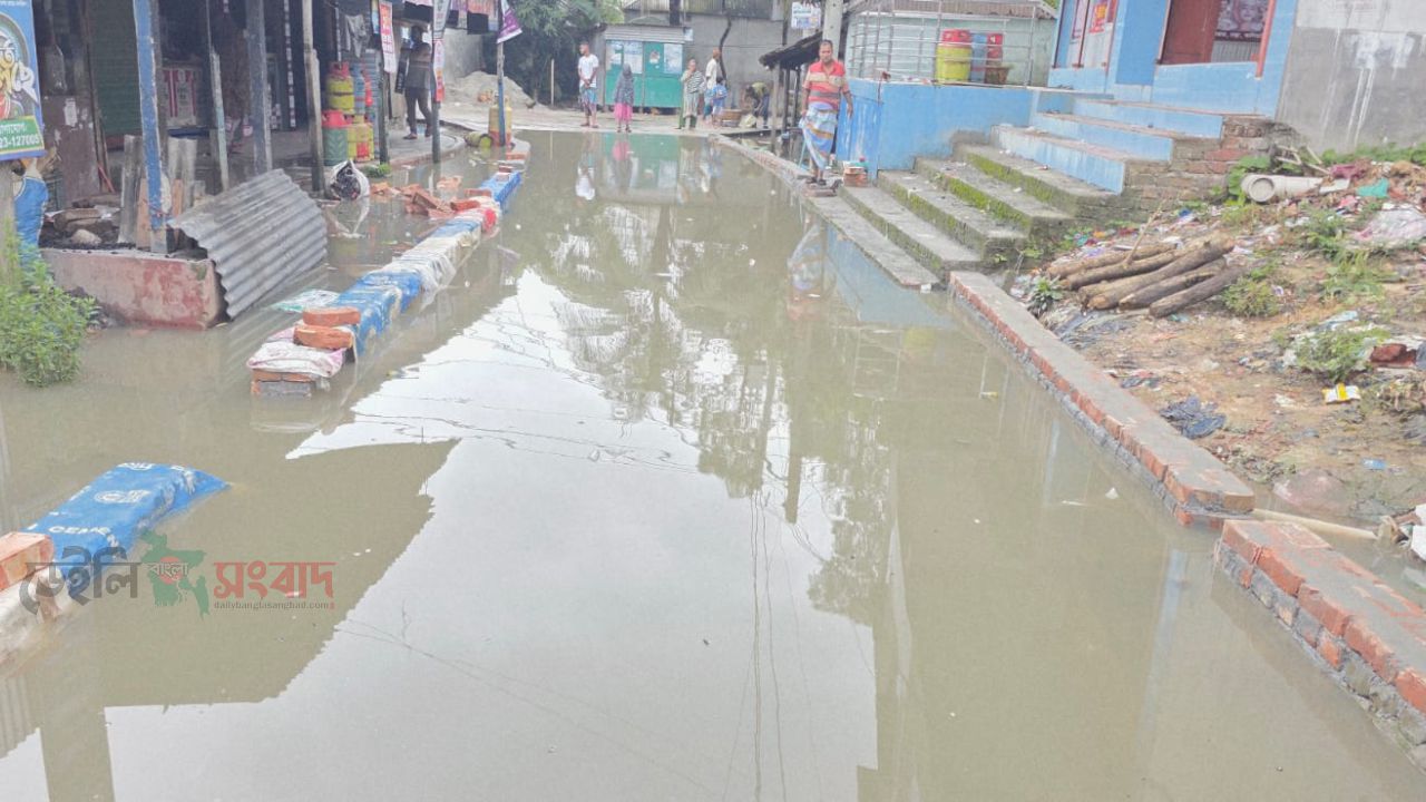কালিয়াকৈর পৌরসভার নিয়মিত ড্রেন পরিষ্কার না করায় সামান্য ভারী বৃষ্টিতেই জলাবদ্ধতা সৃষ্টি