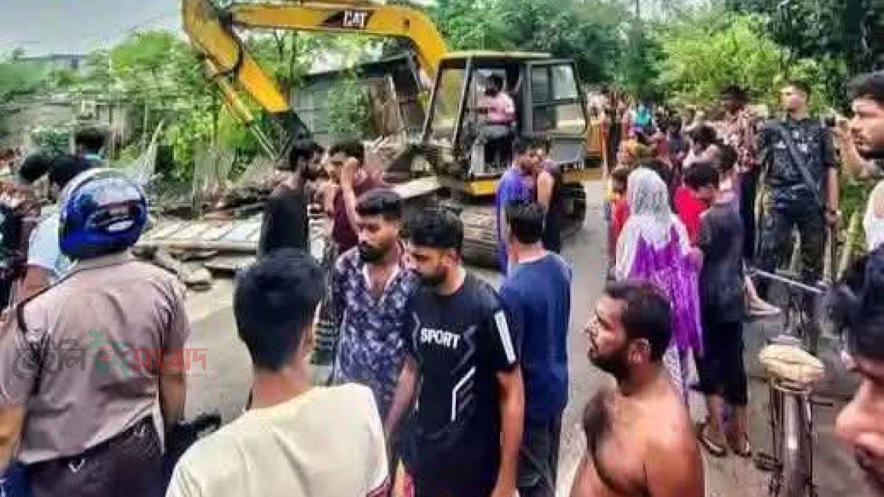 রাজশাহীতে পদ্মার পাড়ে অবৈধ দখলদারদের উচ্ছেদ 