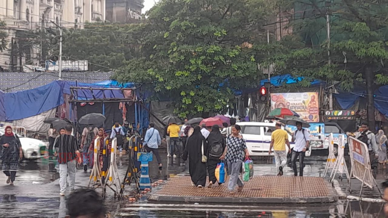 সারাদিনের প্রবল বর্ষণে কলকাতার জনজীবন বিপর্যস্ত-- পথ চলতি মানুষ বিপাকে।