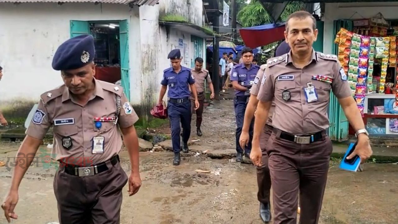 সুনামগঞ্জের তাহিরপুরের যাদুকাটা-১ ও ২ পরিদর্শন শেষে সাংবাদিকদের সাথে নৌ-পুলিশের এডিশন্যাল ডি আই জি মোঃ আব্দুল ওয়ারীশ