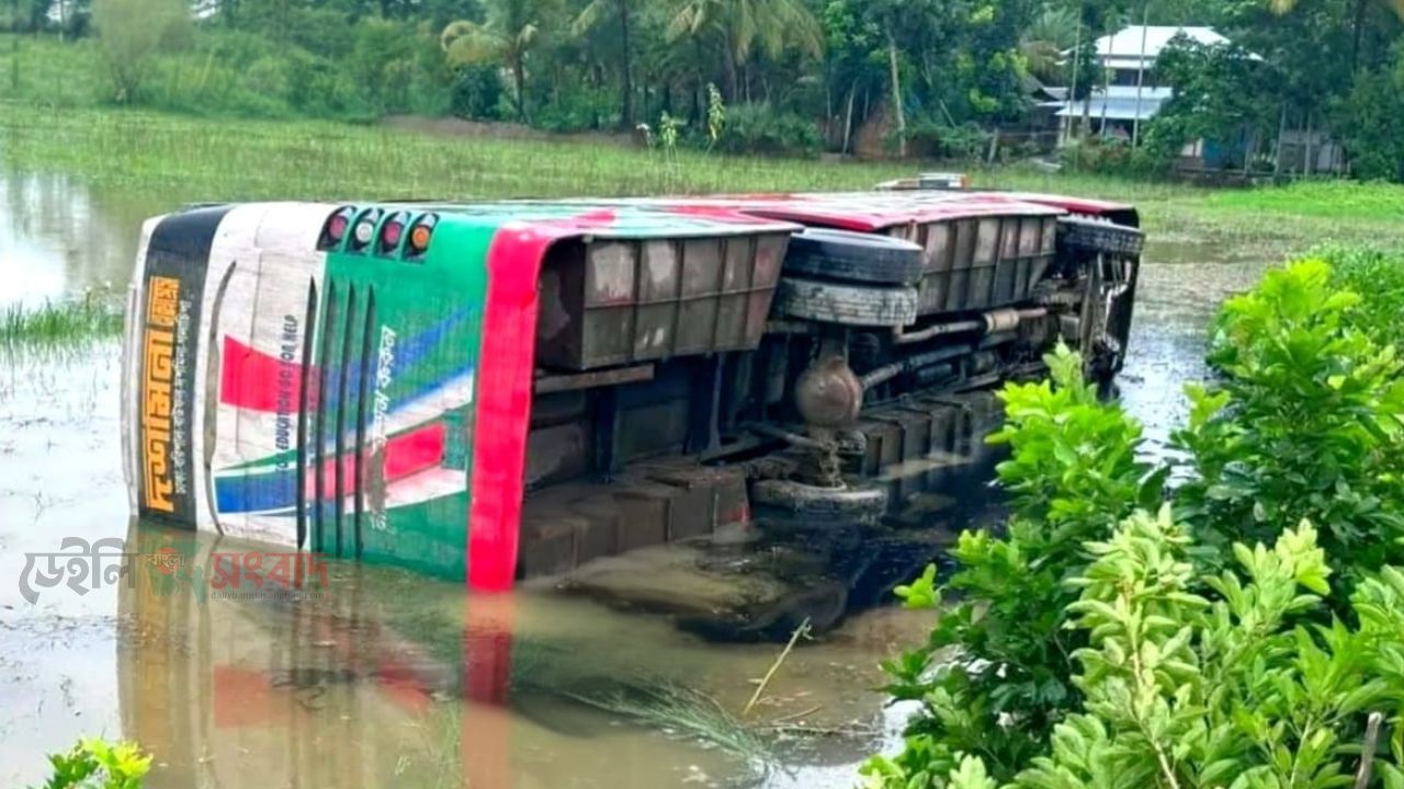 পটুয়াখালীতে নিয়ন্ত্রণ হারিয়ে বাস খাদে; আহত ২০