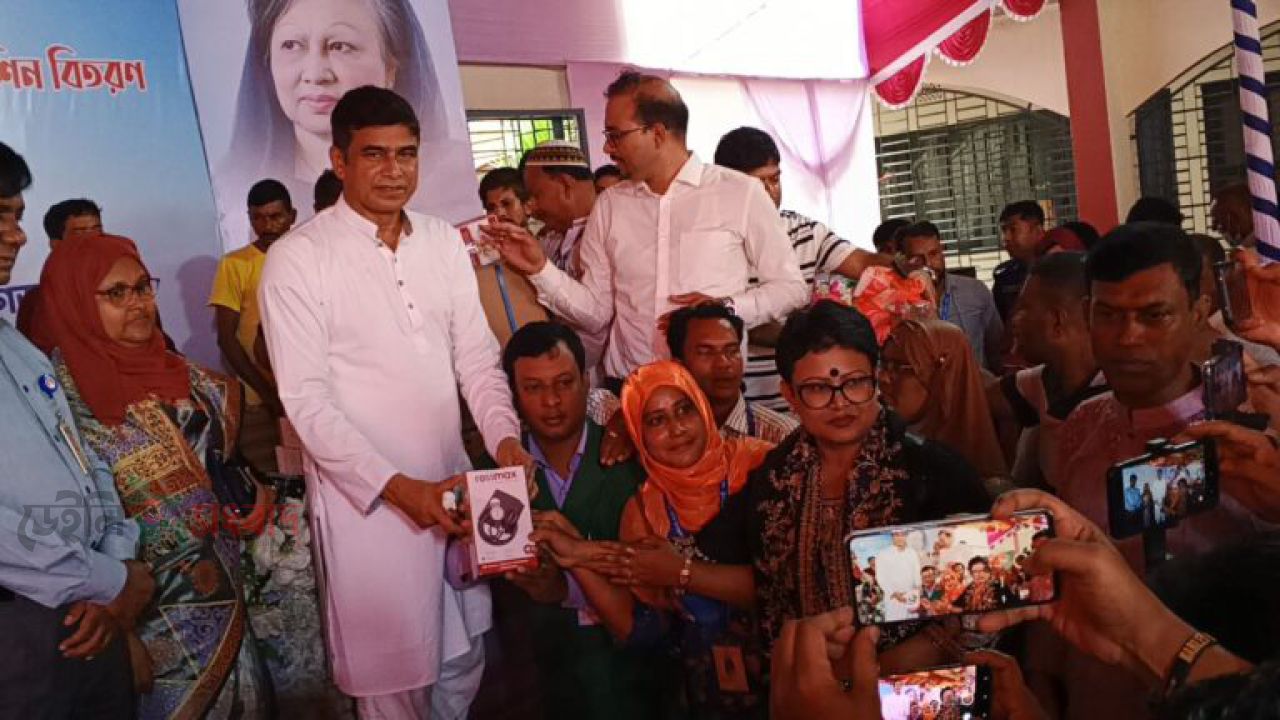 পঞ্চগড়ে জেলা পরিষদের উদ্যোগে দোয়া মাহফিল, অসহায়দের মাঝে উপকরণ বিতরণ