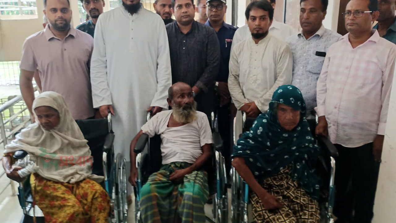 পীরগাছায় ২৫টি হুইলচেয়ার ও সেলাই মেশিন বিতরণ, উপস্থিত ছিলেন এমপি আখতার হোসেন