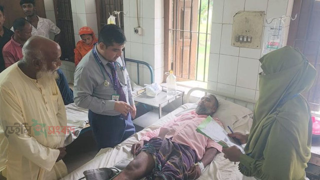 পঞ্চগড়ে একই দিনে দুইজন সাপের কামড়ে আহত, একজন হাসপাতালে নিয়ে এলেন কামড় দেওয়া সাপ