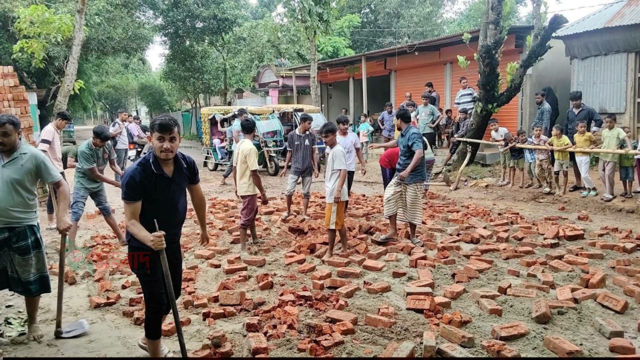 খিরাতলায় নিজস্ব অর্থায়নে সড়কের গর্ত ভরাট করলেন যুবক-প্রবাসীরা