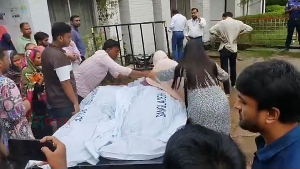 শ্রীপুরে সড়ক দুর্ঘটনা কভার্ড ভ্যানের ধাক্কায় গার্মেন্টস কর্মকর্তা দম্পতি নিহত: অলৌকিকভাবে বেঁচে গেল শিশু সন্তান