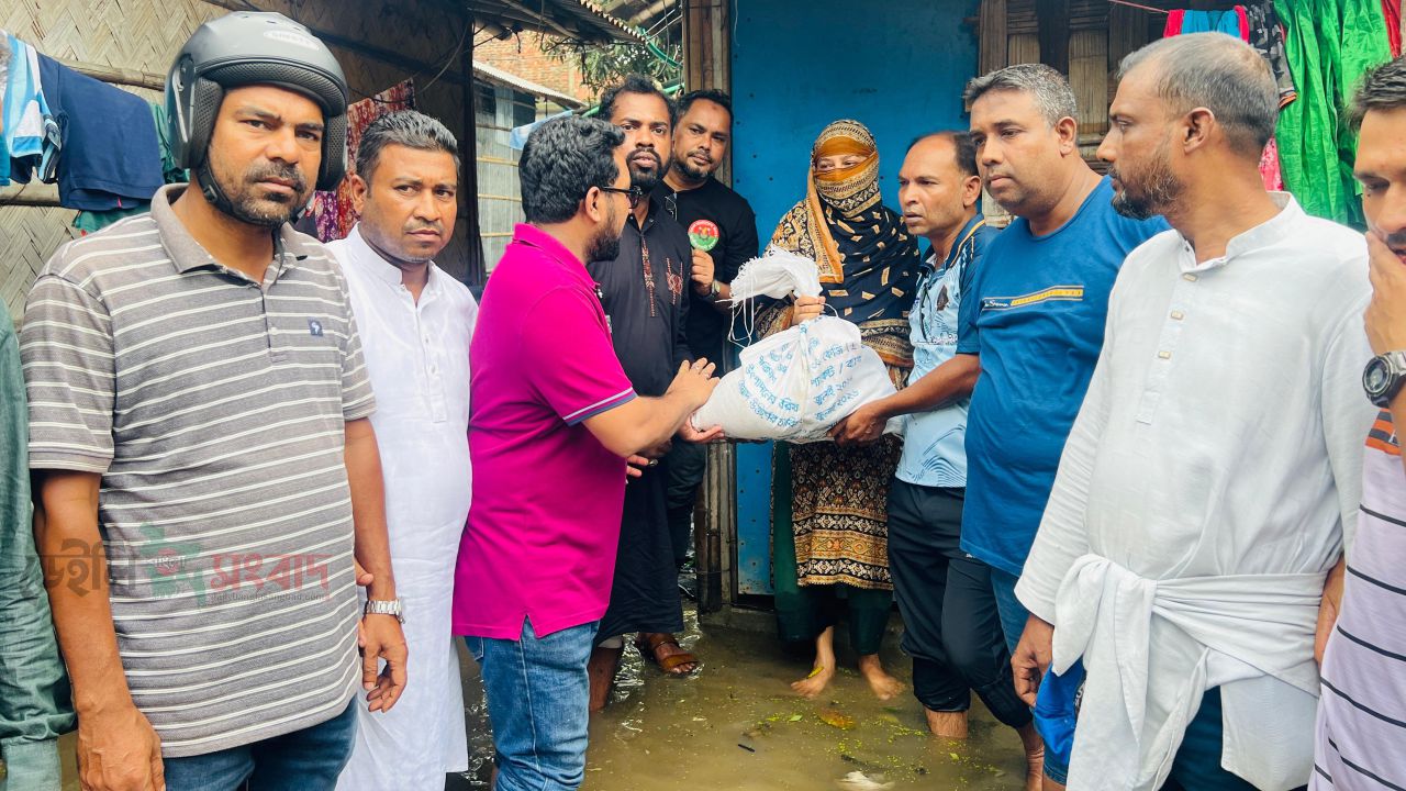 রাউজানে বিভিন্ন ইউনিয়ন এর পানিবন্দী মানুষের মাঝে উপহার সামগ্রী বিতরণ করেছে উপজেলা যুবদল
