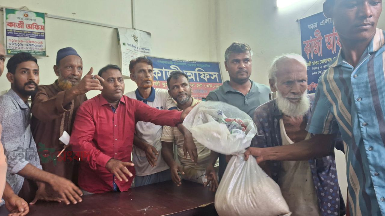 পটিয়ার এমপির পক্ষে উপজেলা যুবদল সদস্য সচিব অহিদুল আলম চৌধুরী পিবলু'র ত্রাণ বিতরন                                                