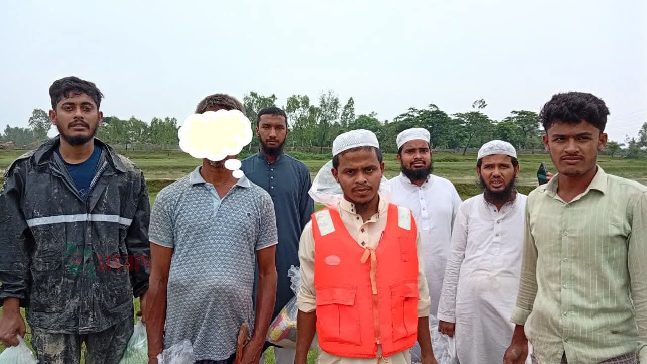 আজকের আপডেট ১১ জুলাই বন্যাকবলিত এলাকায় সাধারণ ছাত্র-জনতা বাঁশখালীর ত্রাণ বিতরণ।