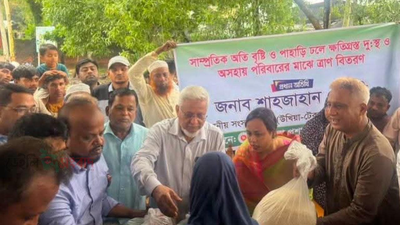 উখিয়ার জালিয়াপালংয়ে বন্যার্তদের পাশে এমপি শাহজাহান চৌধুরী, ত্রাণ বিতরণ