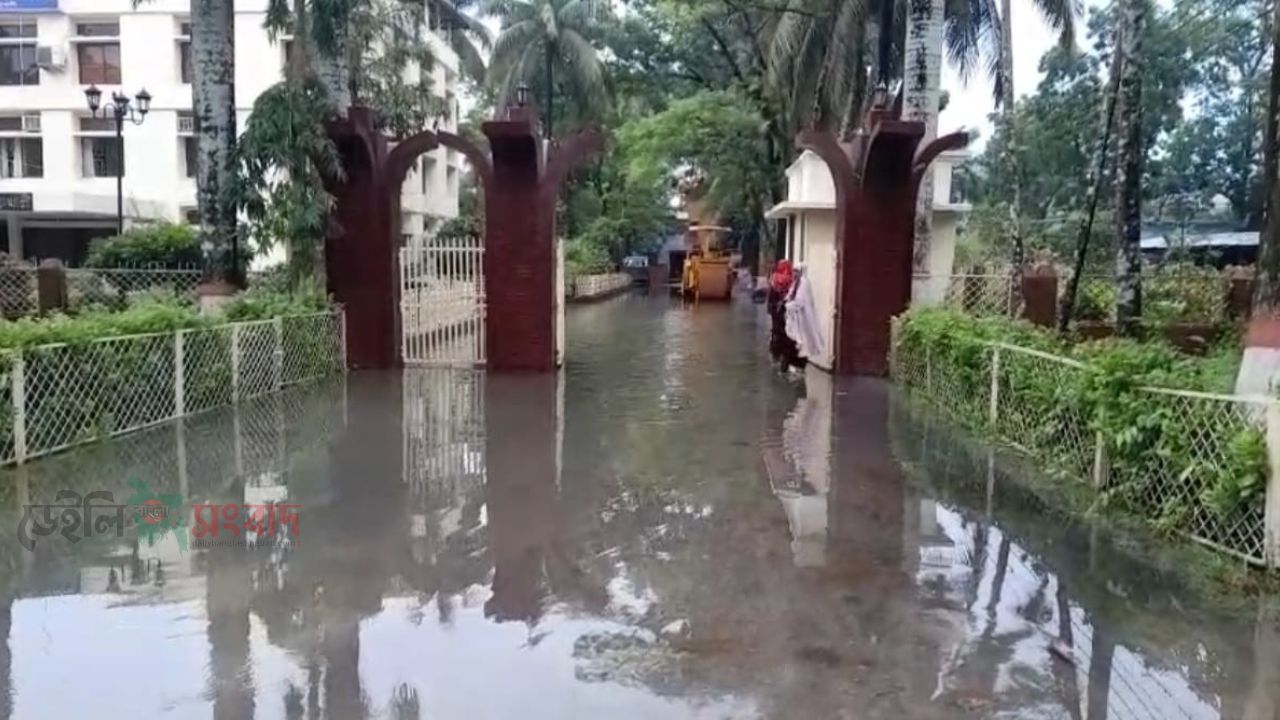 জলাবদ্ধতায় নাকাল পটুয়াখালী শহর, দ্রুত পদক্ষেপ চান বাসিন্দারা