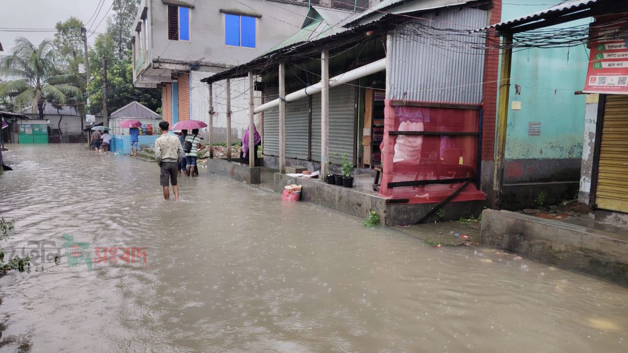 কালিয়াকৈরে অতি ভারী টানা বৃষ্টি বর্ষণে জলাবদ্ধতা সৃষ্টি,বসতবাড়ি  দোকান রাস্তায় পানি বন্ধী