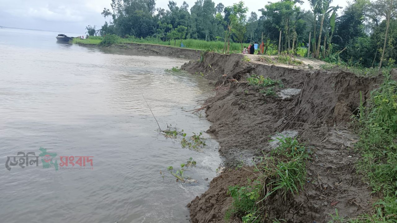 বালাসী ঘাটের দক্ষিণে নদীভাঙন: সর্বস্ব হারিয়ে পথে মানুষ, শুরু হচ্ছে জরুরি প্রতিরক্ষা কাজ