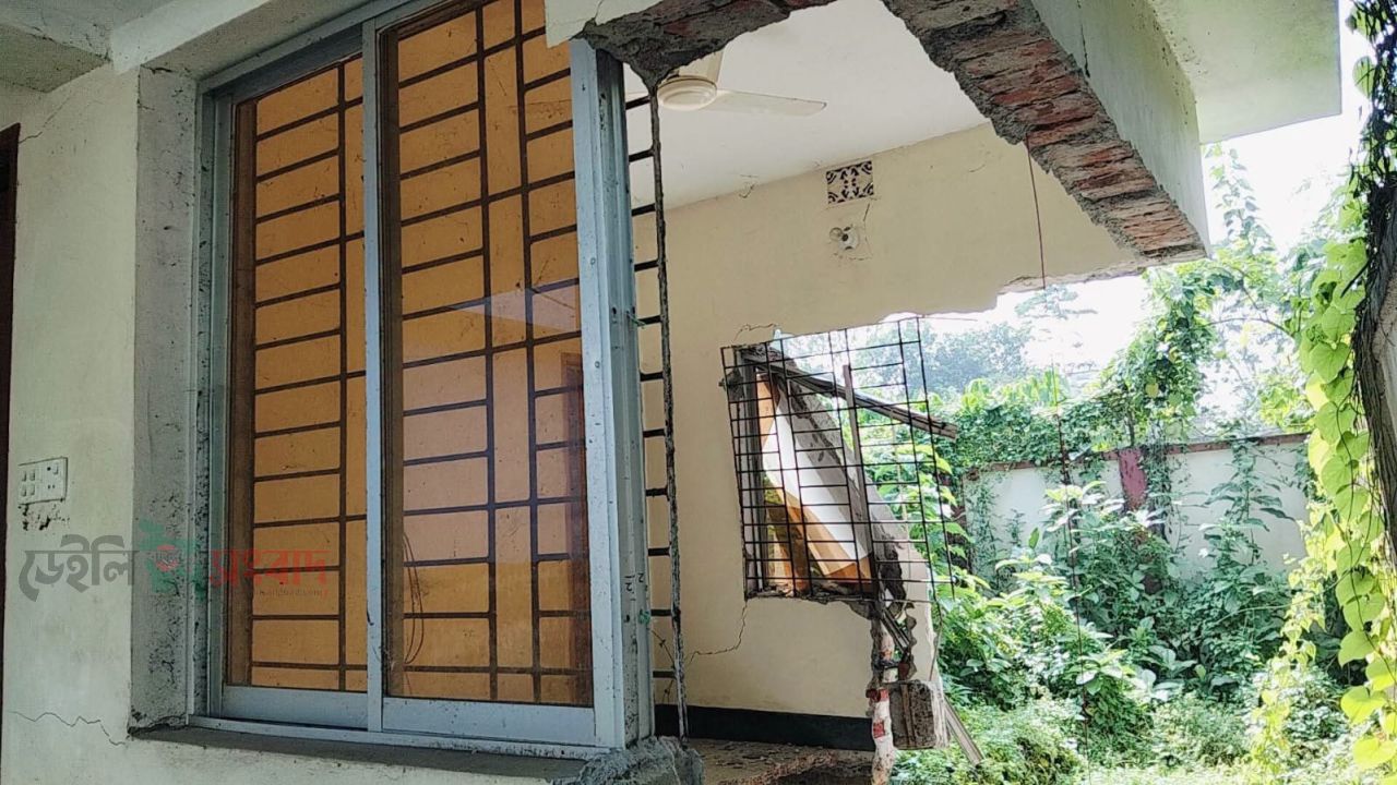 অর্ধকোটি টাকা ব্যয়ে নির্মিত সরিষাবাড়ী খাদ্য গুদামের নতুন অফিস ভবনের একাংশ ধসে গেছে