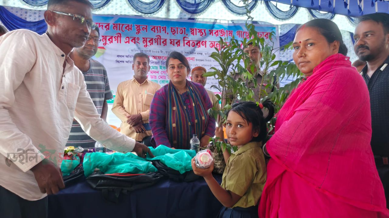 সরিষাবাড়ীতে ৩০২ প্রান্তিক শিশুর মাঝে স্কুল ব্যাগ, ছাতা, গাছের চারা ও মুরগি বিতরণ