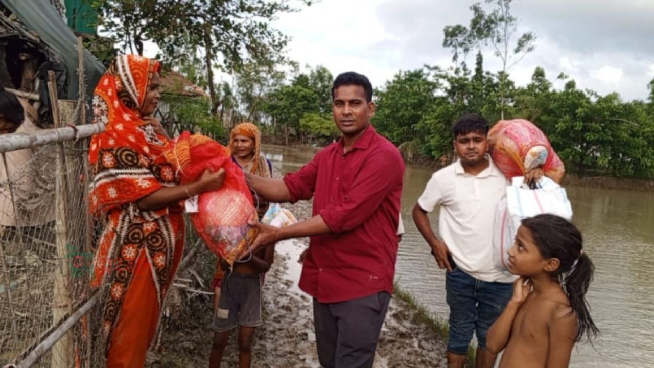 তারেক রহমানের পক্ষ থেকে বন্যার্তদের মাঝে ত্রাণ দিলেন ছাত্রনেতা আল আমিন বাবলু