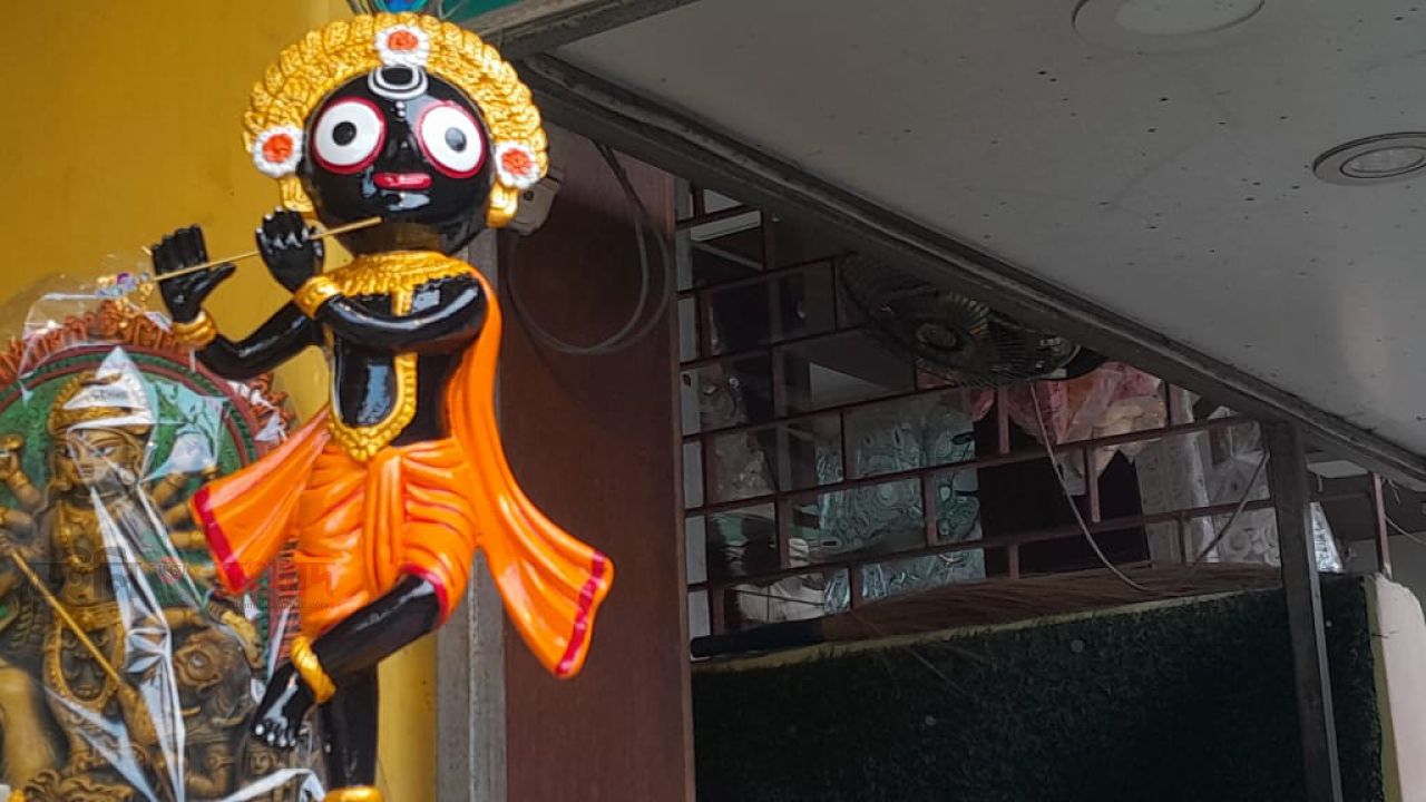 ইসকনের ৫৫ তম রথ যাত্রার প্রস্তুতি ও  তোর জোর- অন্যদিকে প্রতিটি মার্কেটে  রথের কেনাবেচা।