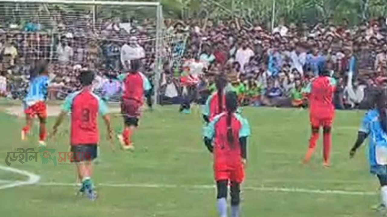 নবাবগঞ্জে মহিলা ফুটবলের ফাইনালে চ্যাম্পিয়ন ঢাকা জেলা
