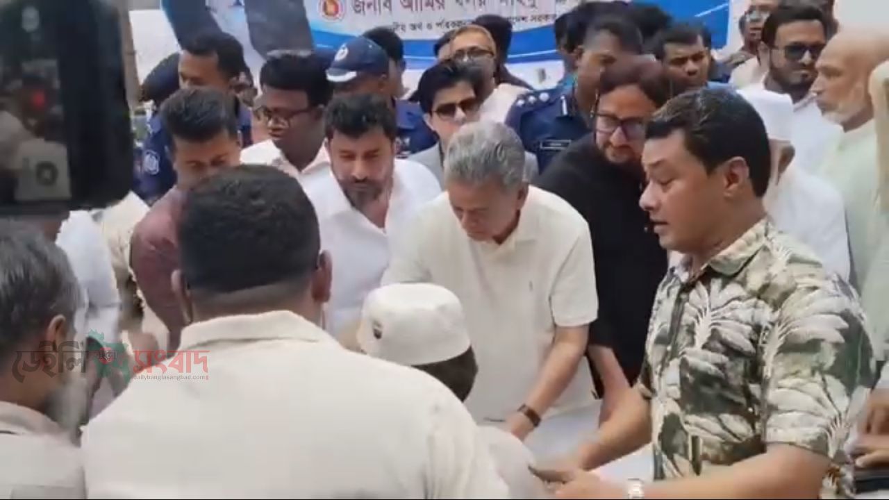 চট্টগ্রামে বিভিন্ন স্থানে অর্থও পরিকল্পনা মন্ত্রী আমীর খসরু মাহমুদ চৌধুরীর ত্রাণ বিতরন 
