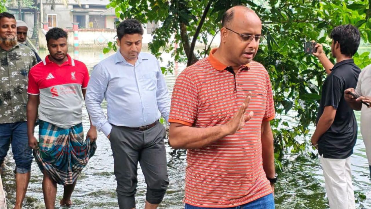 ইউএনও’র হস্তক্ষেপে পানিবন্দি থেকে মুক্তি পেল কুমিল্লা সদর দক্ষিণের ৪০ পরিবার