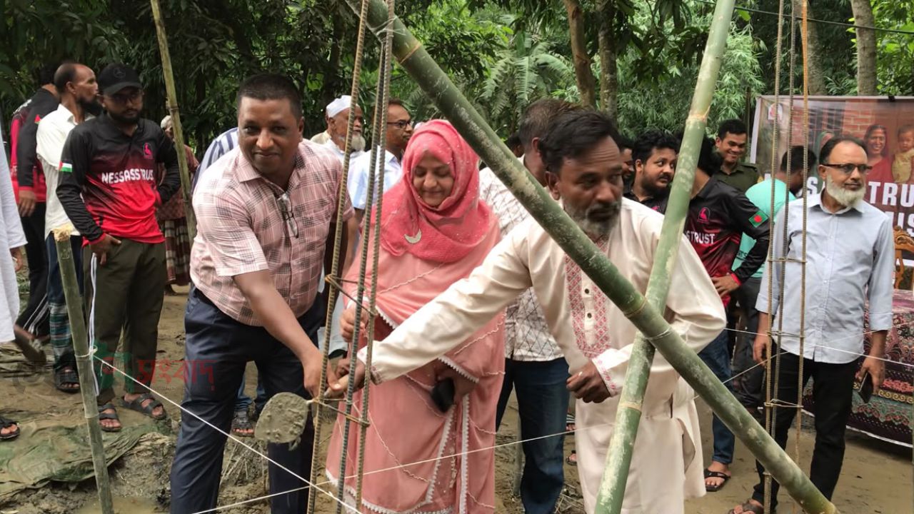 প্রয়াত সাংবাদিক হারুন রশিদের স্মরণে শারীরিক প্রতিবন্ধী কাওছার কে পাকা ঘর প্রদান 
