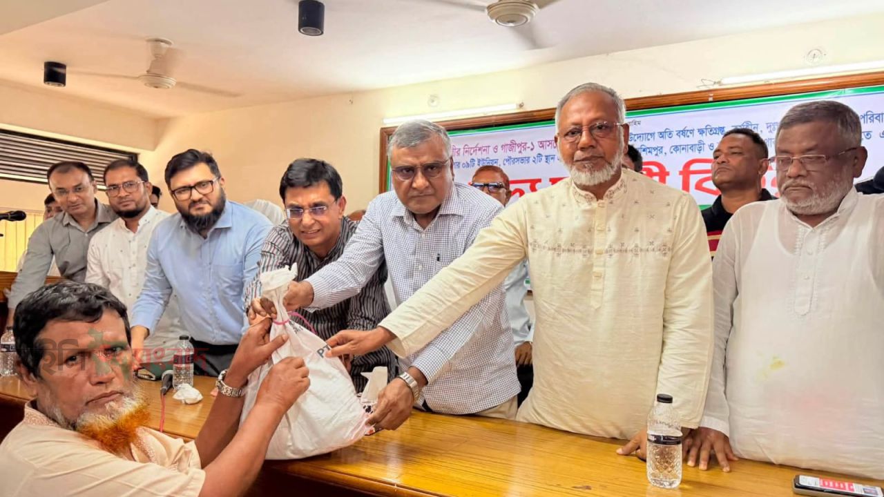 কালিয়াকৈর পৌরসভার উদ্যোগে বন্যাকবলিত ক্ষতিগ্রস্ত মানুষদের মাঝে বিভিন্ন খাদ্য সামগ্রী বিতরণ