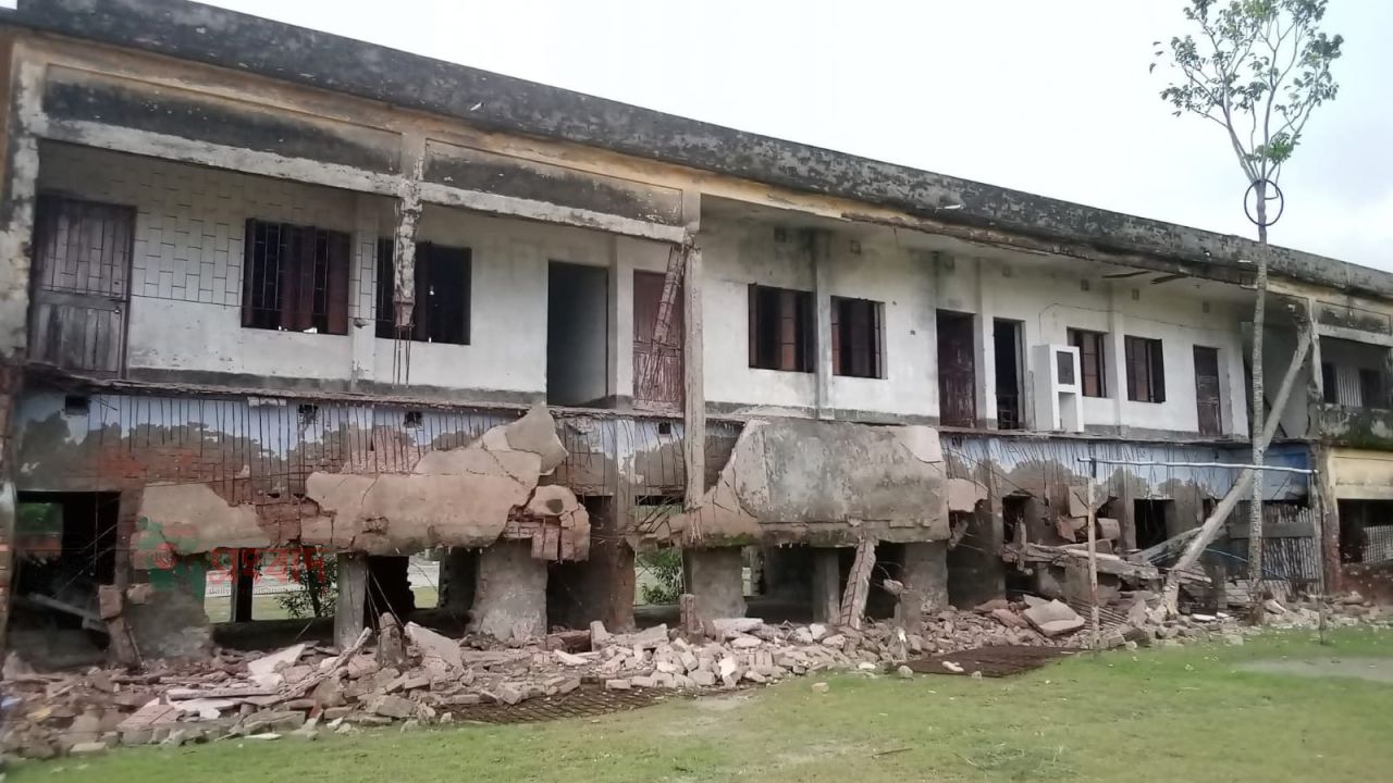 কয়রায় শিক্ষপ্রতিষ্ঠানের ভবন ধসে পাঠদানে অনিশ্চয়তা