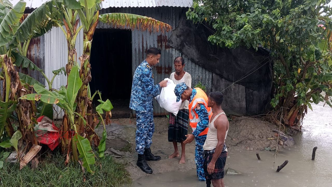 মনপুরার ৬০ কলোনিতে জোয়ারে ক্ষতিগ্রস্ত পরিবারের পাশে কোস্ট গার্ড, ত্রাণ বিতরণ