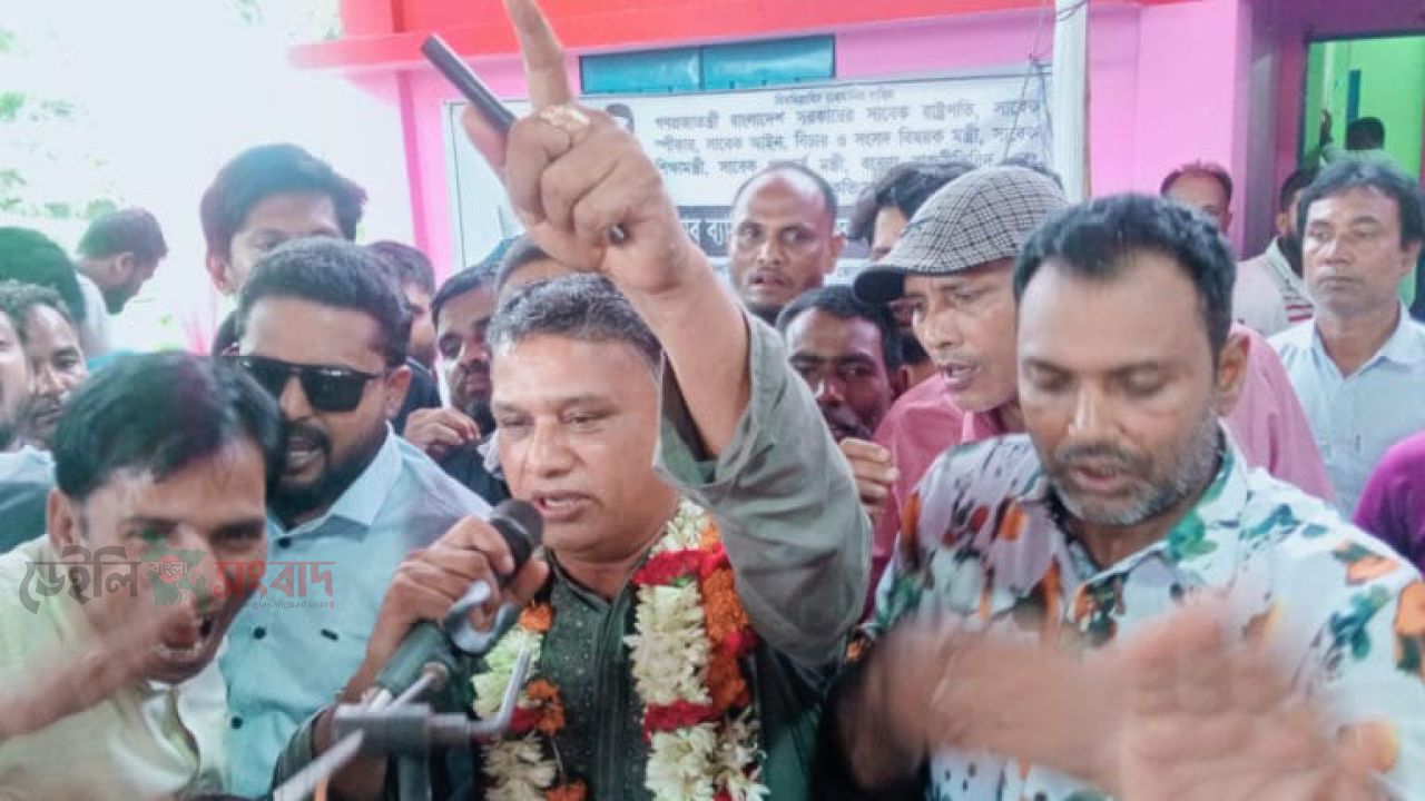 পঞ্চগড় জেলা ট্রাক শ্রমিক ইউনিয়নের সভাপতি রাজিউর রহমান রাজু, সম্পাদক আকবর আলী