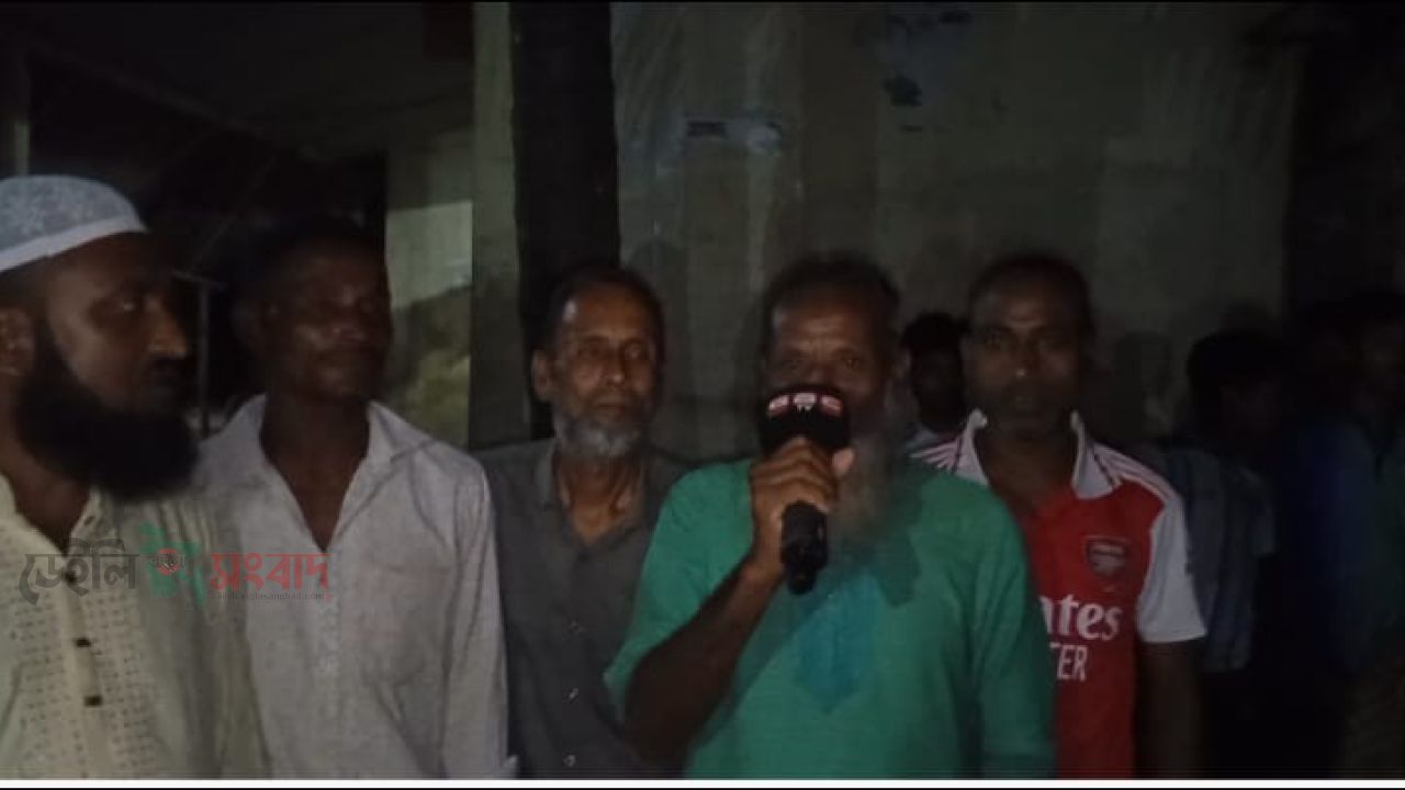 বিশ্বকাপ উন্মাদনায় ৩৯ দিন প্রজেক্টরে খেলা প্রদর্শন, দর্শকদের নাস্তার আয়োজন; প্রশংসায় ভাসছেন সমাজসেবক সিরাজুম মুনির রিফাত
