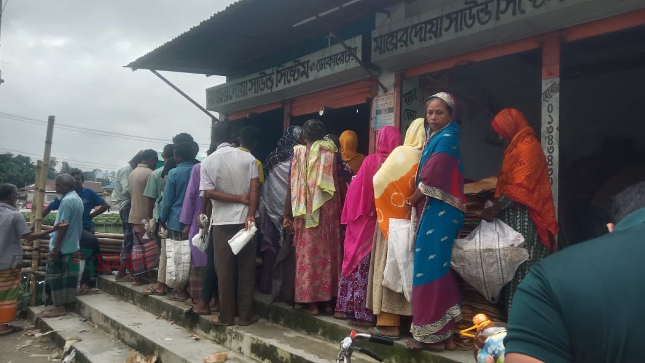 বাদিয়াখালীতে টিসিবির পণ্য বিতরণে অনিয়মের ও দুর্নীতির অভিযোগ 