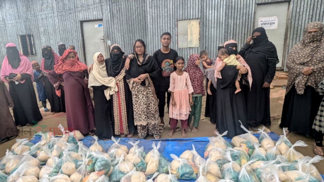 চট্টগ্রামের বাঁশখালীতে ত্রাণ ও আর্থিক সাহায্য নিয়ে হাজির খুলনার জুলাই কন্যারা