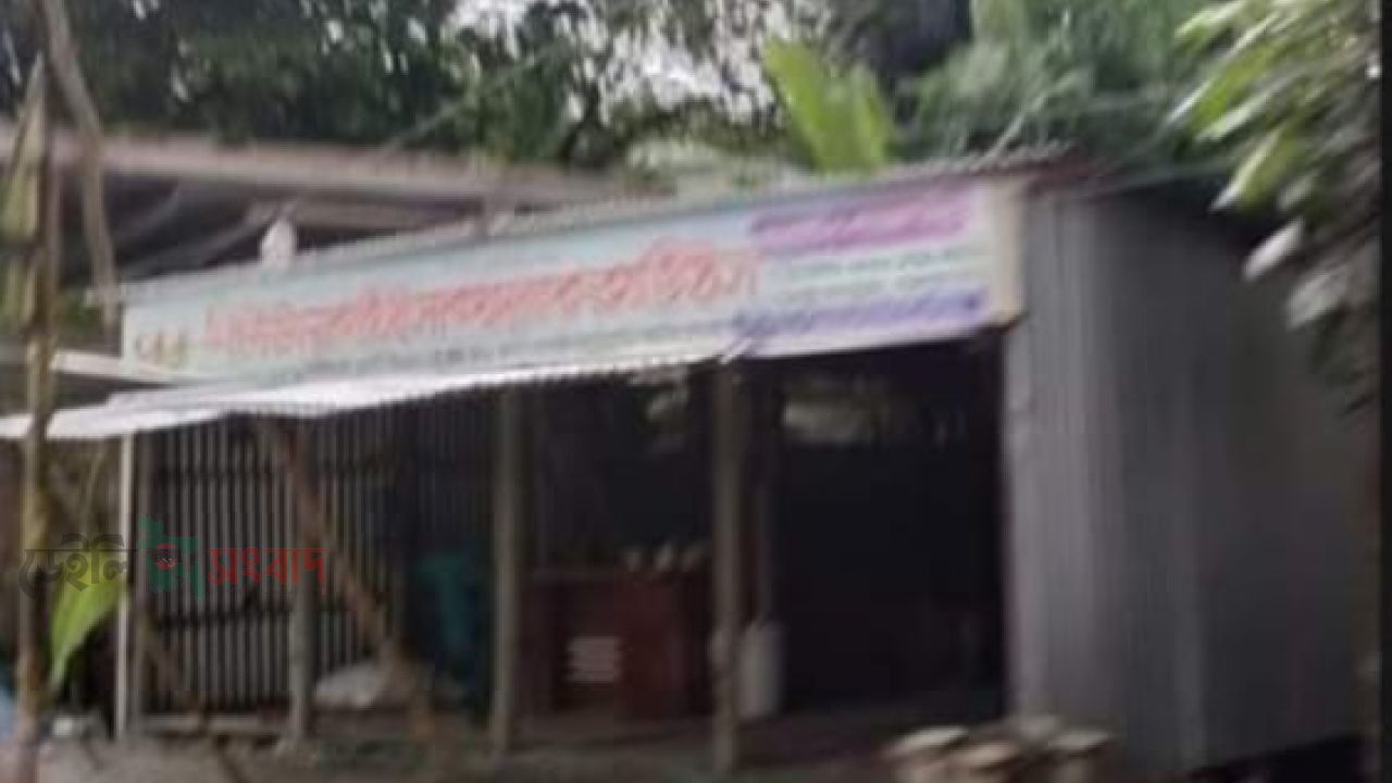 হরিরামপুরে লিউনা রাইসা পোল্ট্রি মুরগী ফার্মের মারাত্মক দুর্গন্ধে জনজীবন অতিষ্ঠত।