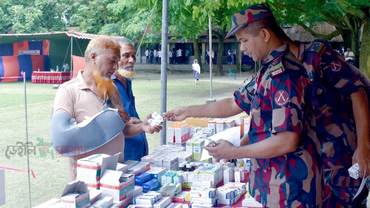দুর্গম চরাঞ্চলের জন্য ৫৩ বিজিবির বিনামূল্যে চিকিৎসা ক্যাম্প, সেবা পেলেন ৭০০ মানুষ