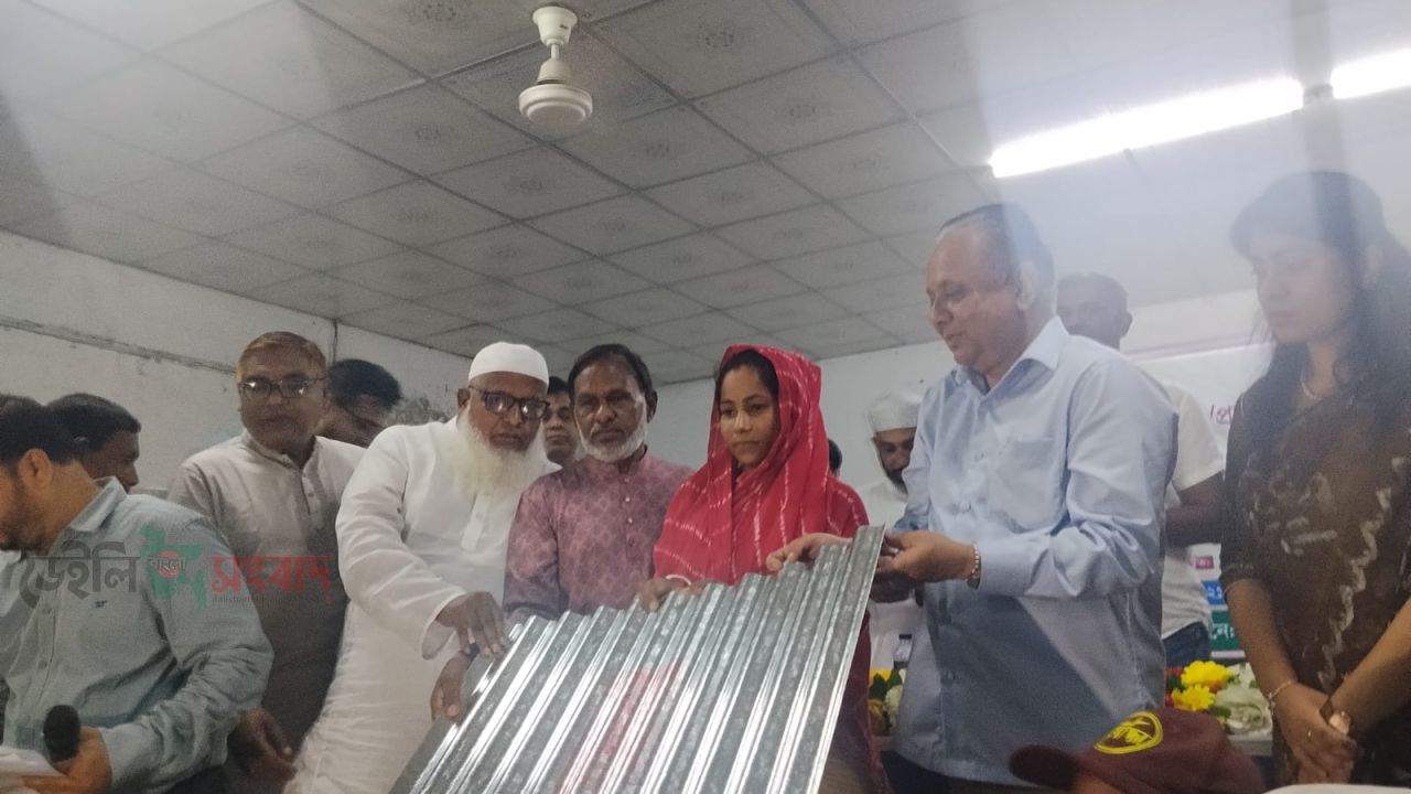 হরিরামপুরে অগ্নিকান্ড /প্রাকৃতিক দুর্যোগে ক্ষতিগ্রস্ত ও অতি দরিদ্র পরিবারের মাঝে ঢেউটিন ও নগদ অর্থ বিতরণ।