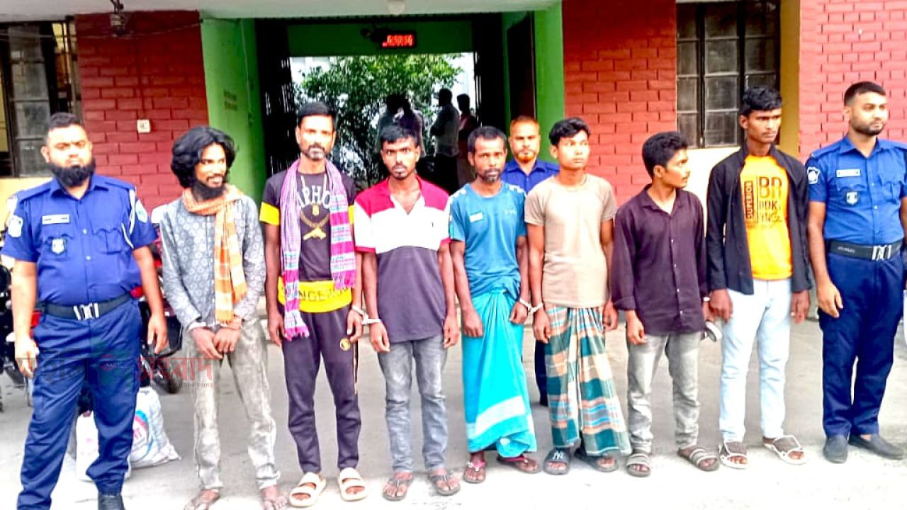দিনাজপুরের কাহারোল উপজেলায় মাদকদ্রব্য নিয়ন্ত্রণ করে।