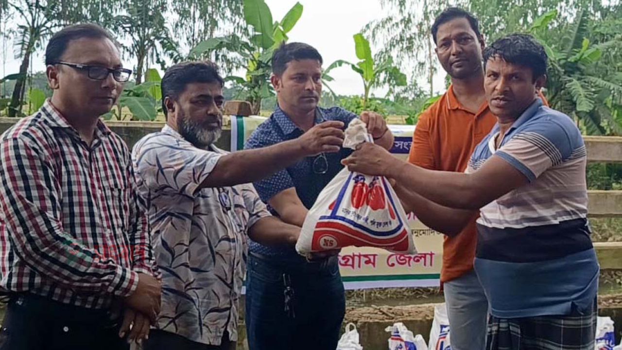 সাংবাদিক সুরক্ষা ও কল্যাণ ফাউন্ডেশনের উদ্যোগে চন্দনাইশে বন্যাদুর্গতের মাঝে ত্রাণ বিতরণ 