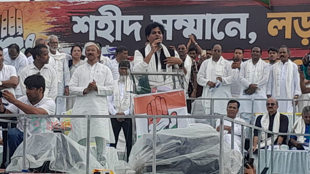 পালিত হল,এক হাঁটু জল ও কাদায় দাঁড়িয়ে  একুশে জুলাইয়ের শহীদ দিবস এবং লড়াইয়ের শপথ।