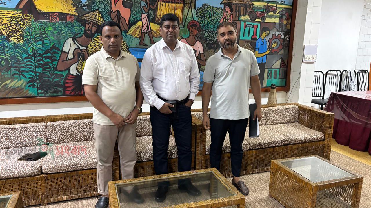 কুমিল্লা বিশ্ববিদ্যালয়ের উপাচার্যের সাথে লালমাই উপজেলা বিএনপি সাধারণ সম্পাদক মোঃ ইউসুফ আলী মীর পিন্টু'র  সৌজন্য সাক্ষাৎ