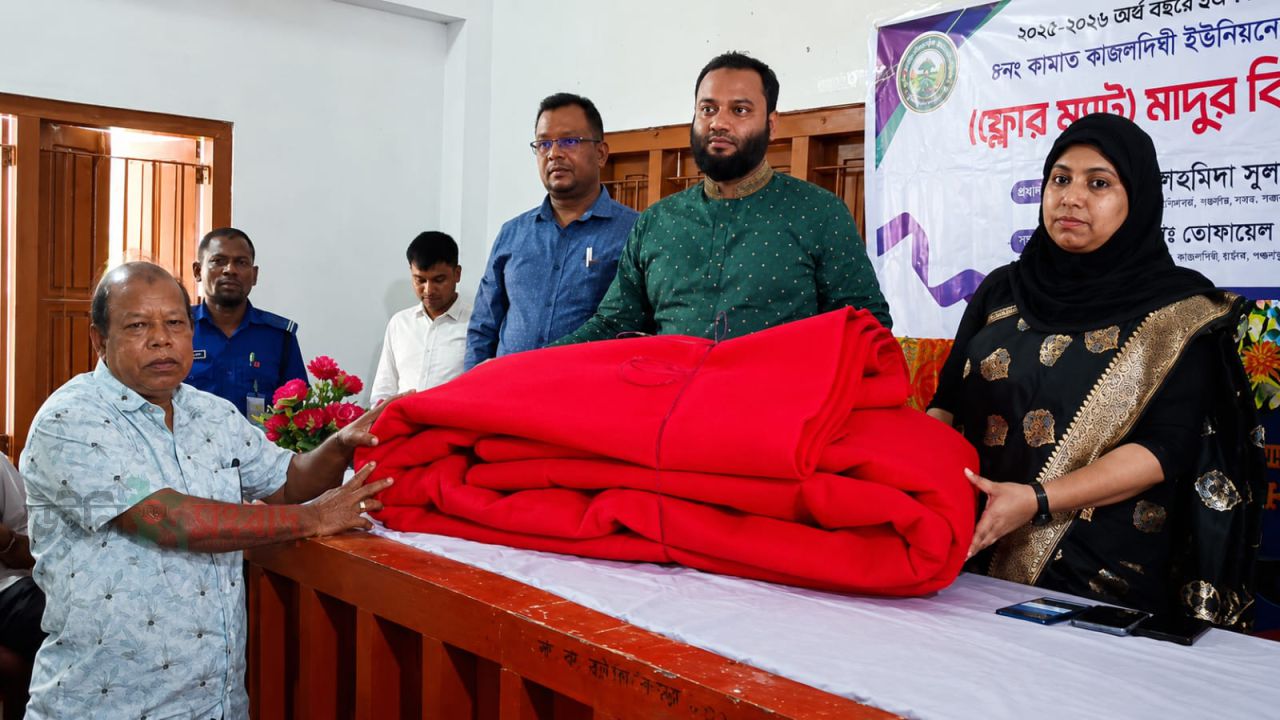 শিক্ষার্থীদের জন্য শিক্ষাবান্ধব পরিবেশ গড়ে তুলতে পঞ্চগড়ে ১২ সরকারি প্রাথমিক বিদ্যালয়ে ফ্লোর ম্যাট বিতরণ