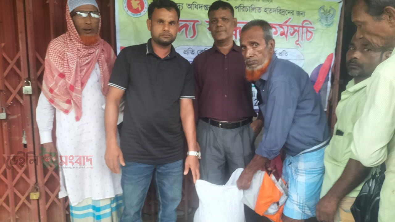 উখিয়ার ডিগলিয়া পালং এলাকায় খাদ্য বান্ধব কর্মসূচি'র চাল বিতরণ শুরু হয়েছে। 