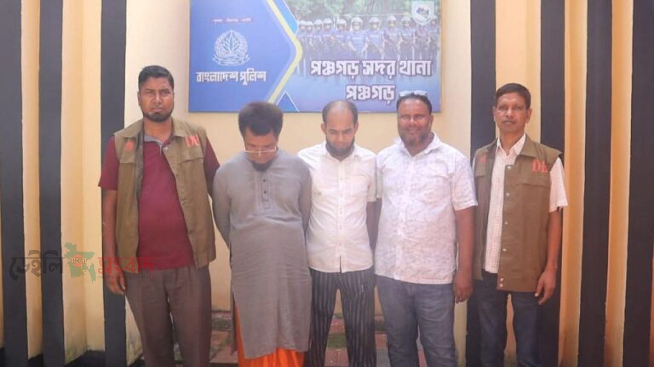 জুয়ার আসরে ডিবির অভিযান, ইউপি সদস্যসহ তিন জুয়াড়ি আটক